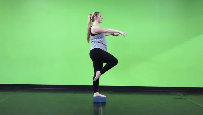 Repeat 4 times on each leg, keeping shoulders, hips, and knee aligned.