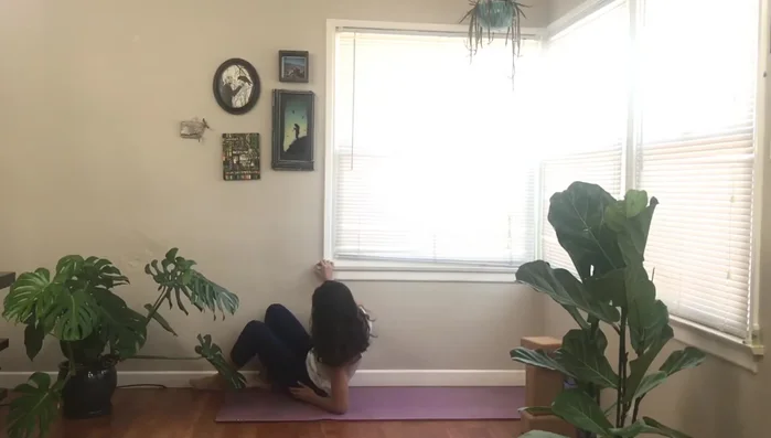 Active toes pointing towards your face, close your eyes.