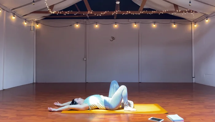 Left foot on block, thrust hips up, right knee to chest, lift right leg (single-leg bridge).