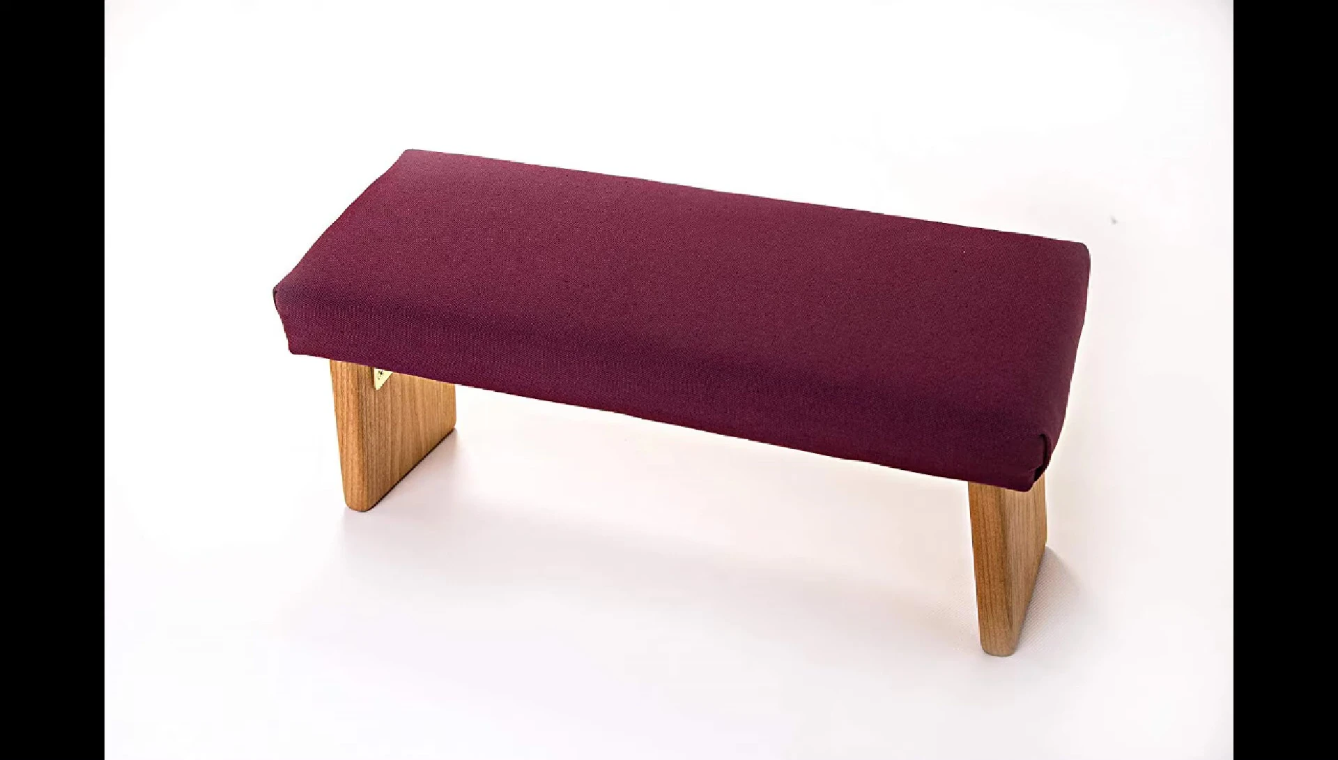 Showcase of the bench's angled legs