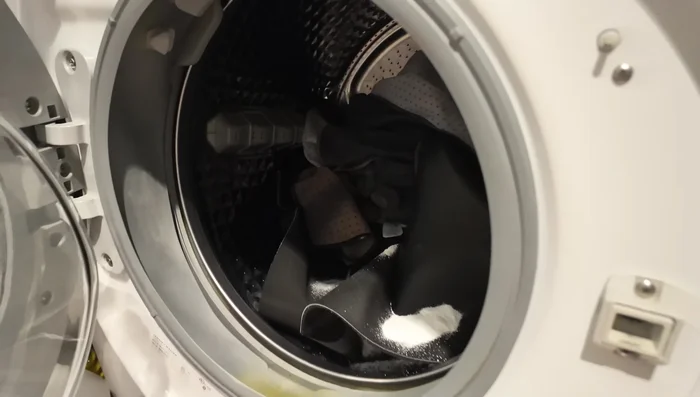 Add a small amount of white vinegar to the fabric softener dispenser.