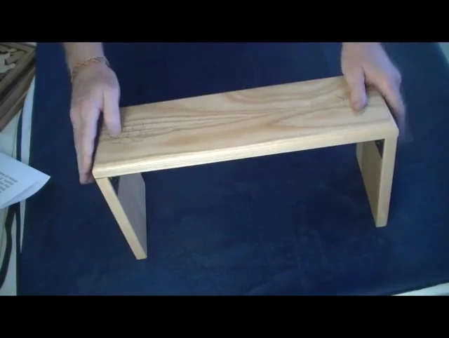 Overall view of the bench, showing its dimensions and height.