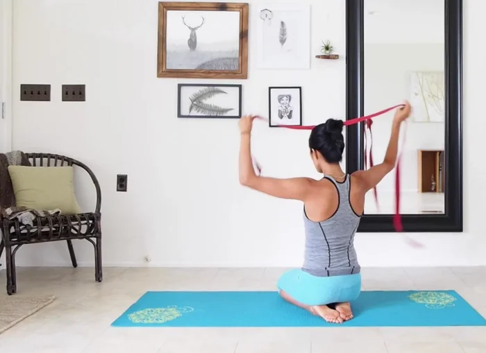 Grab the strap with both hands.