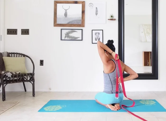 Grab the strap with both hands.