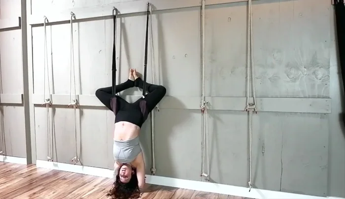 Optional: adjust foot position (together or hooked around the sling).