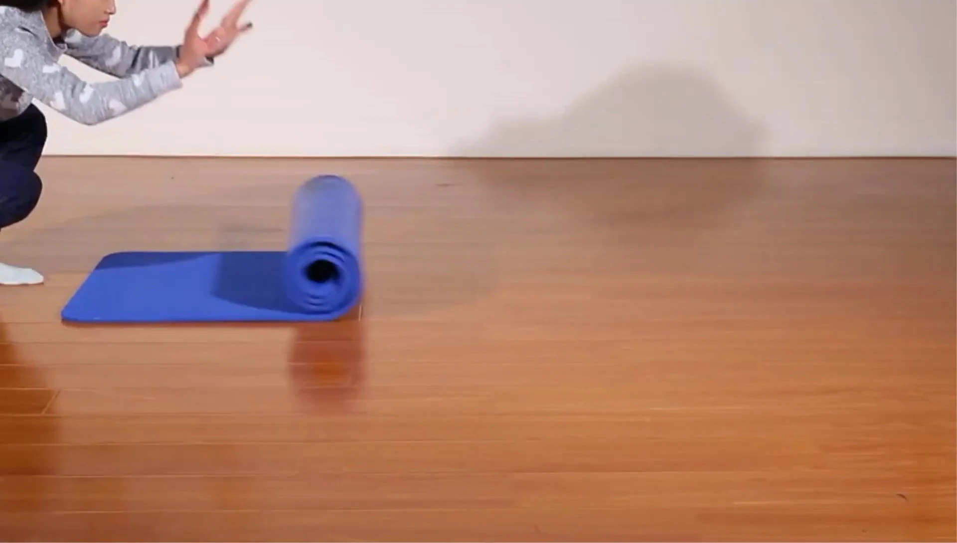 Highlighting the mat's thickness and comfort