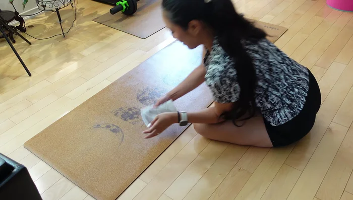 Rinse the towel and repeat steps 2-4 until the towel comes out relatively clean.