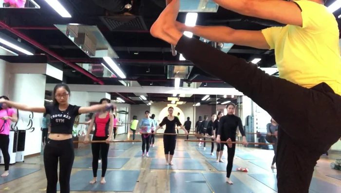 Exercise involving inhaling and leg movements