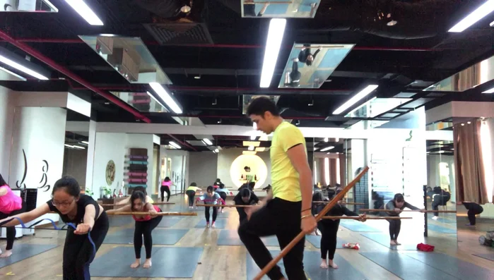 Exercise involving inhaling and leg movements