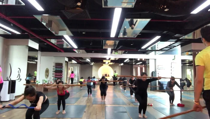 Exercise involving inhaling and leg movements