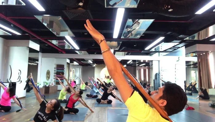 Exercise involving inhaling and leg movements