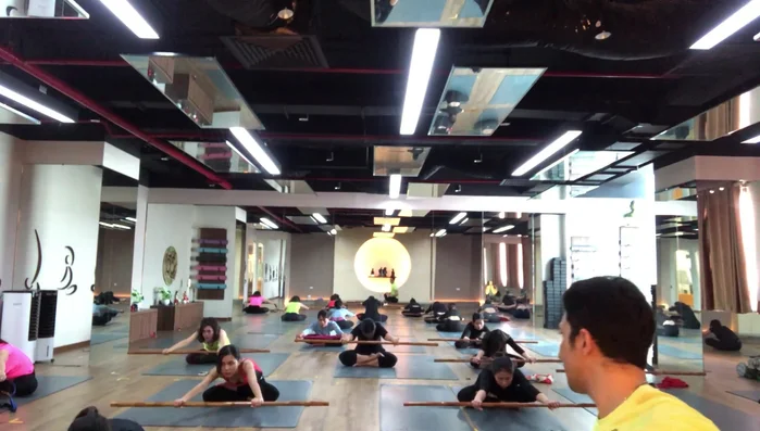 Exercise involving inhaling and leg movements