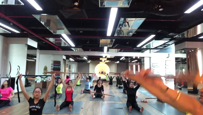 Exercise involving inhaling and leg movements