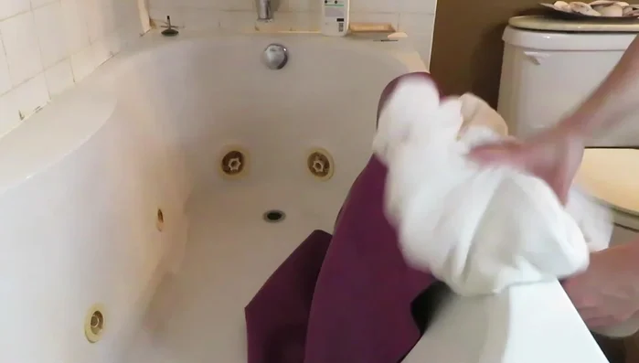 Hang the mat to dry completely (overnight is recommended).