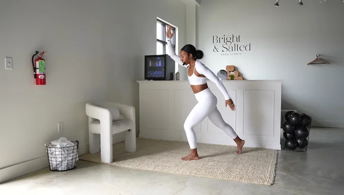 Curtsy Pulses (Left Leg): Repeat the curtsy pulses from step 6 on the left leg.