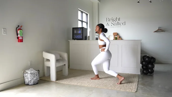 Curtsy Pulses (Left Leg): Repeat the curtsy pulses from step 6 on the left leg.