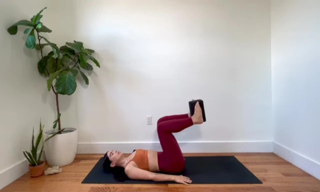 Woman performing leg extensions from the tabletop position.