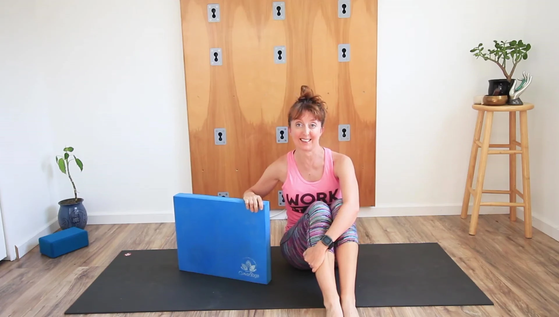 The presenter emphasizing the neck support benefits of the balance pad.