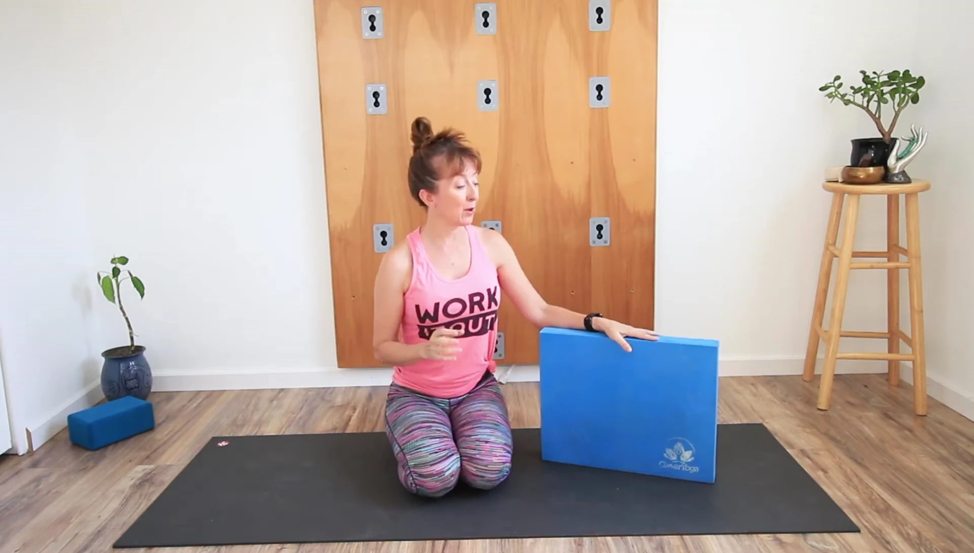 The presenter summarizing the benefits of the yoga balance pad.