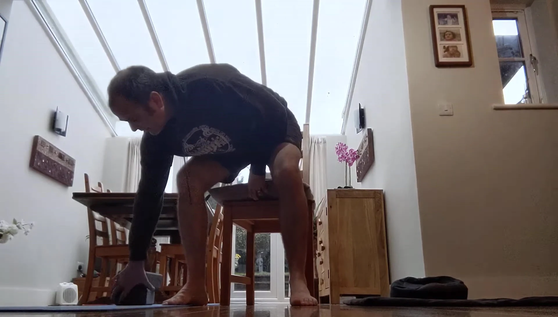 Illustrating the importance of proper chair height and foot placement.