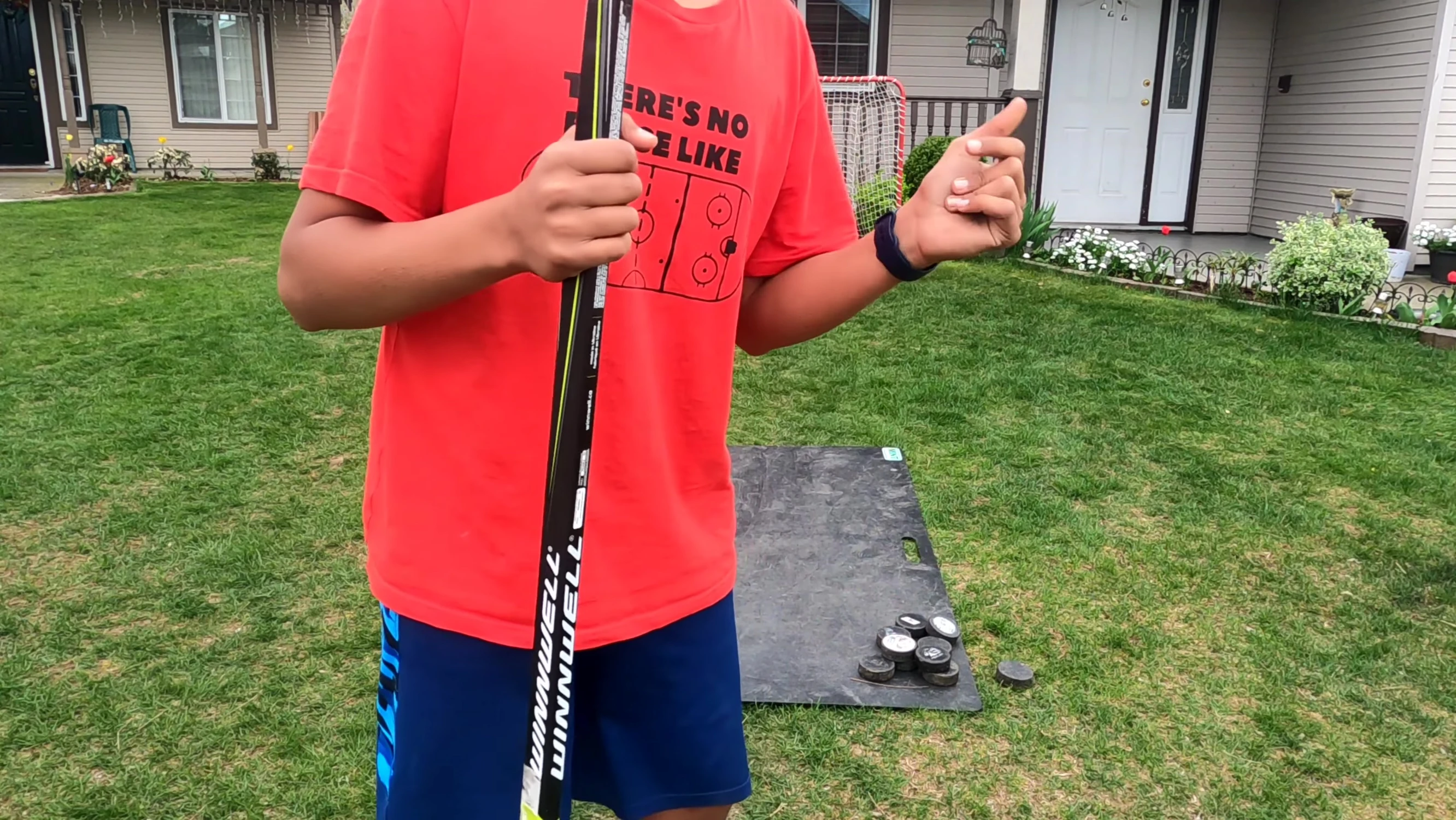Large package containing the Winnwell Q5 hockey stick.