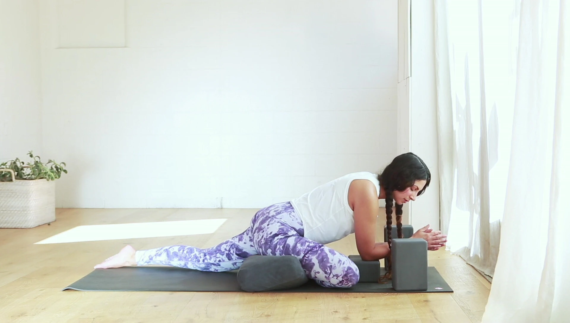 Lowering the sternum onto the highest block