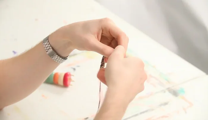 Cut the yarn, thread it through the last stitch.