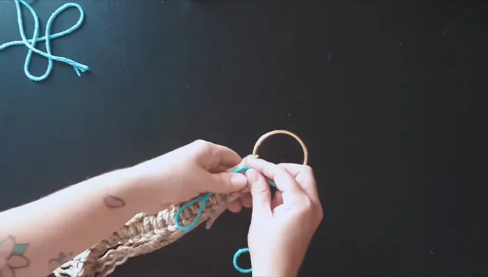 Finish with another piece of rope (optional, for decorative purposes).